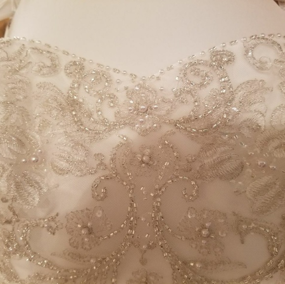 A line wedding dress - Picture 3 of 3